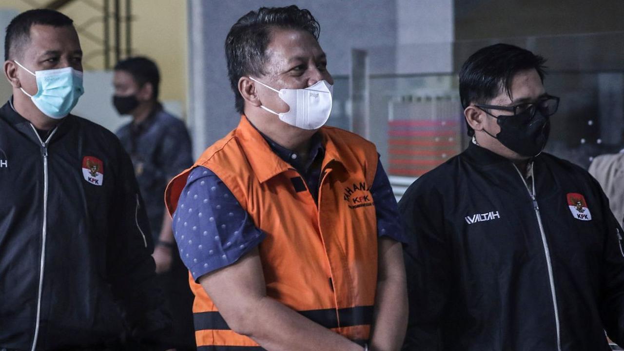 AKBP Bambang Kayun dinilai terbukti menerima uang dan satu unit mobil Toyota Fortuner dengan total sejumlah Rp57.126.300.000 dari Emylia Said dan Herwansyah, suami istri yang kini berstatus DPO Bareskrim Polri.<br>
