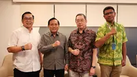 Ketua Umum PBVSI, Imam Sudjarwo, berfoto bersama Sekjen PBVSI, HeyzerHarsono dan Wasekjen PBVSI, Gilang Iskandar, serta Wakil Ketua Bidang Pembinaan Prestasi, Loudryans A. Maspaitella. (Bola.com/Dok. PBVSI)