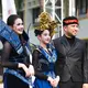 Arumi Bachsin tampil bernuansa Elsa di JFC 2026 dengan corset batik dan detail couture. Putrinya, Lakeisha, serasi dalam kostum tenun berpalet hitam-biru. (@arumibachsin_94)