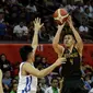 Pebasket Indonesia, Abraham Damar, melakukan shooting saat melawan Filipina pada semifinal SEA Games 2019 di Mall Of Asia Arena, Manila, Senin (9/12). Indonesia kalah 97-70 dari Filipina. (Bola.com/ M Iqbal Ichsan)