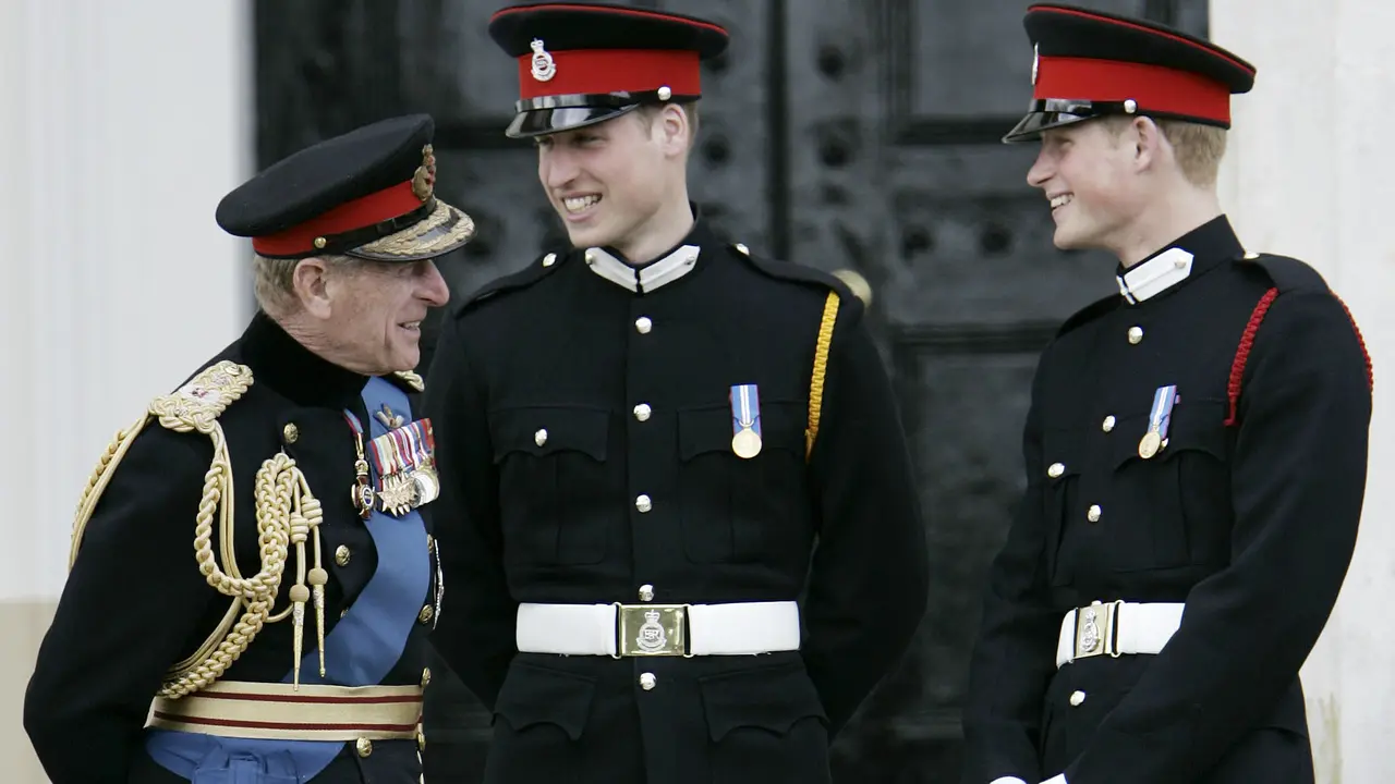 Pangeran Philip, Pangeran William, dan Pangeran Harry, pada 2006. (AP Photo/Lefteris Pitarakis)