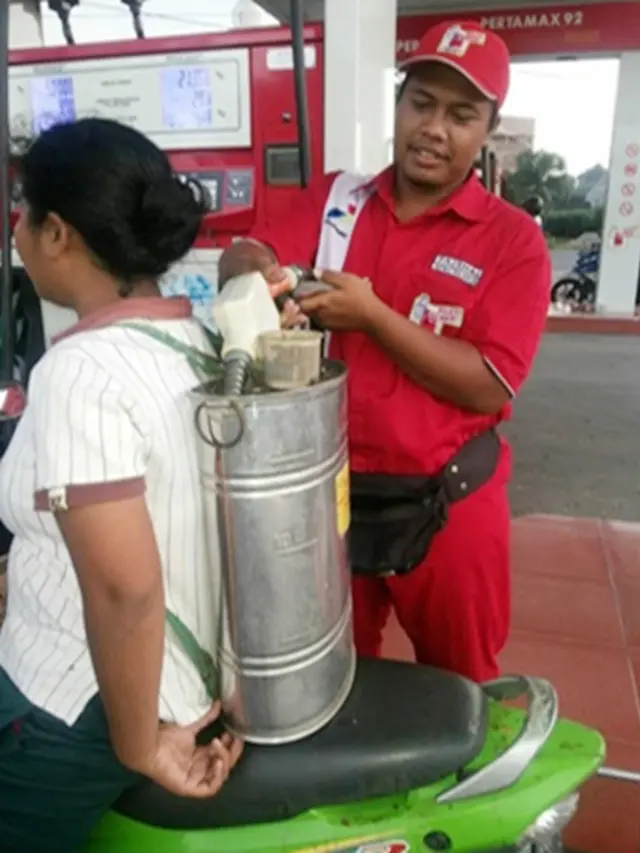 Hanya di Indonesia, 9 Tingkah Konyol Saat Isi Bensin di SPBU Bikin Gagal Paham