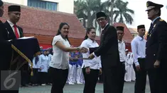 Menkumham Yasonna Laoly (tengah) secara simbolis memberikan remisi kepada empat orang narapidana di kantor Kemenkumham, Senin (17/8/2015). Sebanyak 1.938 orang narapidana korupsi mendapatkan remisi pada HUT RI ke-70. (Liputan6.com/Gempur M Surya)