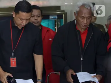 Ketua Dewan Pimpinan Pusat (DPP) Partai Demokrasi Indonesia Perjuangan (PDIP) bidang Reformasi Sistem Hukum Nasional, Ronny Talapessy (kedua kiri) bersama Ketua DPP PDIP Bidang Kehormatan Partai, Komarudin Watubun usai memberi keterangan terkait penetapan status tersangka pada Sekretaris Jenderal PDIP, Hasto Kristiyanto di Jakarta, Selasa (24/12/2024). (Liputan6.com/Herman Zakharia)