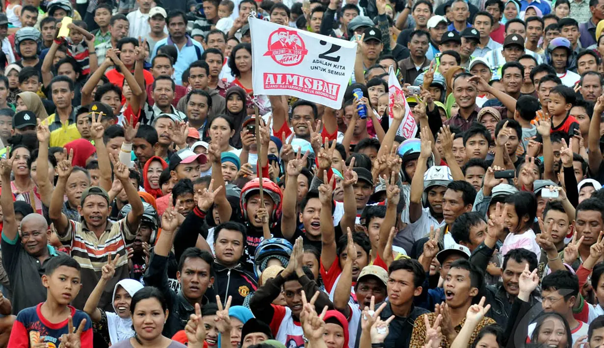 Massa pun tidak henti-henti mengacungkan jari mereka ke udara membentuk simbol "salam dua jari", Pekalongan, Kamis (19/6/2014) (Liputan6.com/Herman Zakharia)