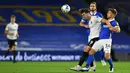 Bek Brighton, Joel Veltman, berebut bola dengan striker Portsmouth, John Marquis, pada laga Piala Inggris di Falmer Stadium, Jumat (18/9/2020) dini hari WIB. Brighton menang 4-0 atas Portsmouth. (AFP/Glyn Kirk/pool)