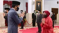 Presiden Joko Widodo (kiri) memberi selamat kepada Tri Rismaharini usai melantiknya sebagai Menteri Sosial di Istana Negara, Jakarta, Rabu (23/12/2020). (Foto: Muchlis Jr - Biro Pers Sekretariat Presiden)