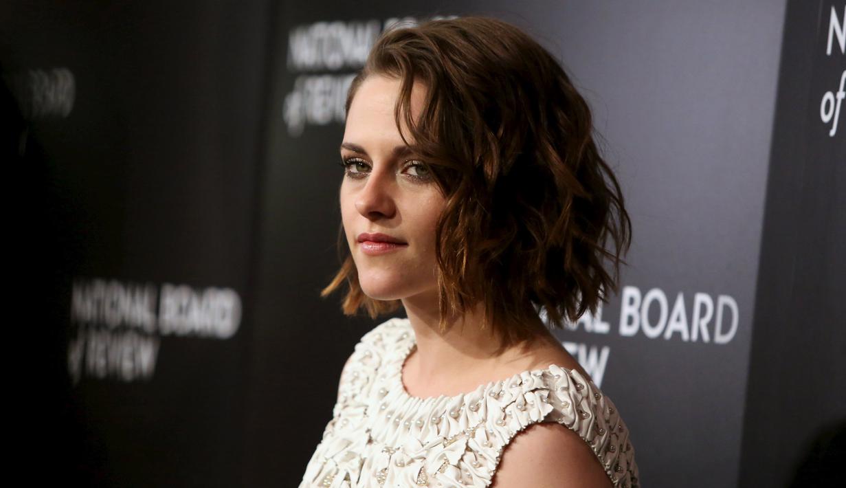 Aktris Kristen Stewart ketika menghadiri acara National Board of Review Gala 2015 di New York, Selasa (5/1/2016). Mantan kekasih Robert Pattinson itu tampil cantik mengenakan  mini dress putih pita-pita. (REUTERS / Andrew Kelly)