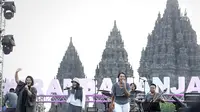 Trio Rida Sita Dewi (RSD) saat tampil di atas panggung Prambanan Jazz Festival 2019 di Pelataran Candi Prambanan, Yogyakarta, Sabtu (6/7/2019). Trio RSD tampil memukau membawakan delapan lagu andalan dari empat album sejak 1994. (Fimela.com/Bambang E.Ros)