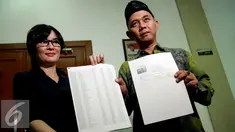 Calon Walikota Tangerang Selatan (Tangsel) Ikhsan Modjo dan Li Claudia Chandra menunjukan berkas laporan terkait dugaan penggelembungan Daftar Pemilih Sementara (DPS) di Kantor KPU Pusat, Jakarta, Selasa (29/9/2015). (Liputan6.com/Helmi Afandi)
