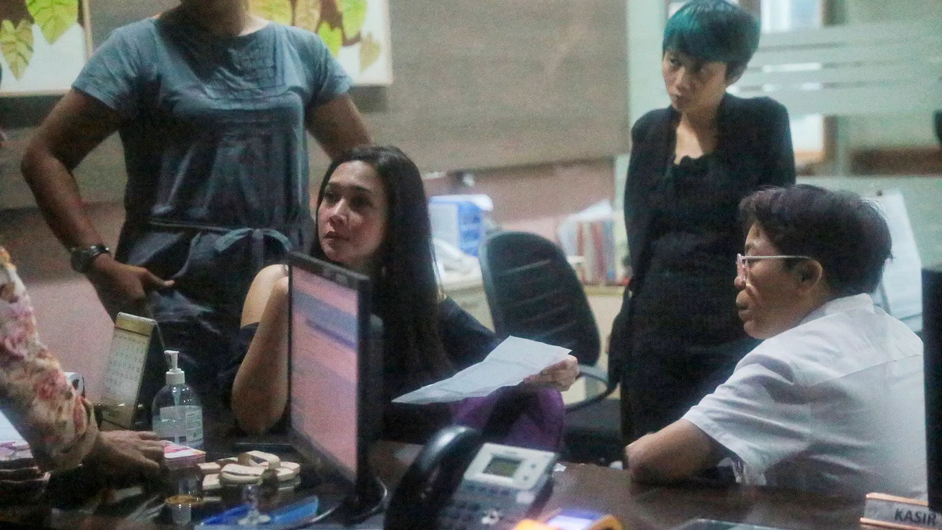 Maia Estianty sedang mendengarkan penjelasan dari bagian administrasi RSCM tempat Julia Perez dirawat. (Adrian Putra/Bintang.com)