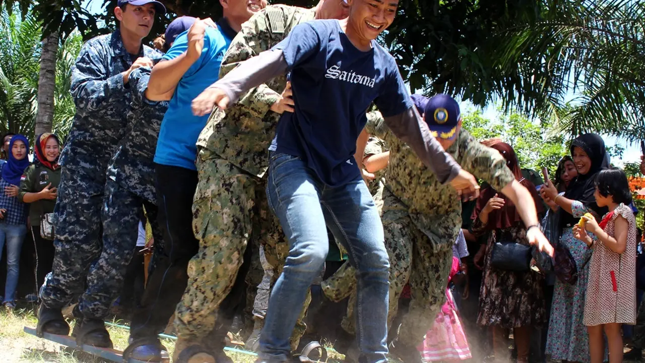 Serunya Tentara Amerika Ikut Lomba Terompah Panjang