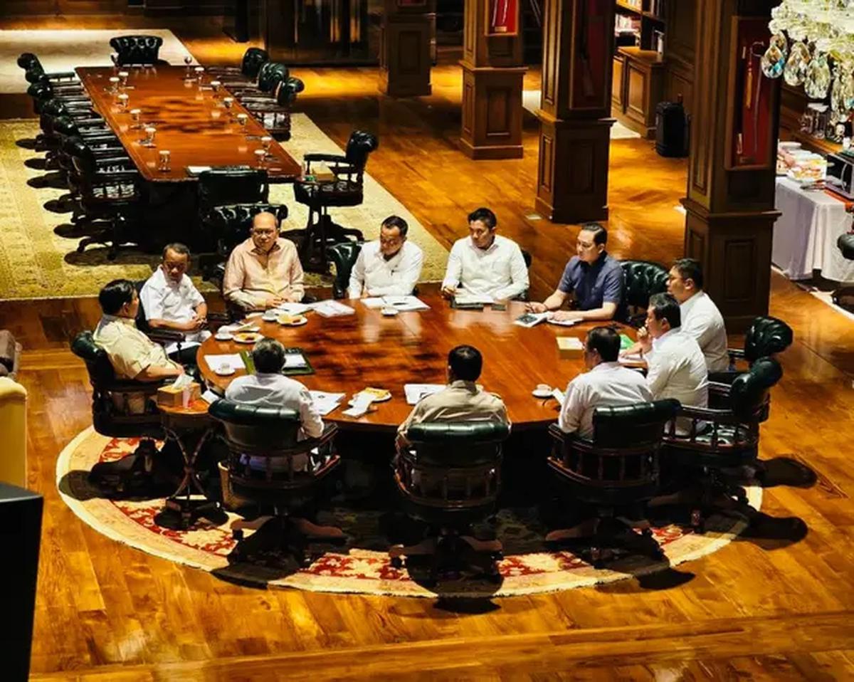 Presiden Prabowo Subianto mengadakan rapat secara maraton bersama sejumlah Menteri Kabinet Merah Putih di kediaman pribadinya, Hambalang, Kabupaten Bogor, Jawa Barat, Rabu (20/8/2025). (Foto: biro pers)