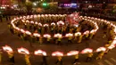 Tarian naga dipertunjukan selama festival lentera China di Yunhe di provinsi timur China Zhejiang (1/3). Festival ini jatuh pada 2 Maret, yang menandai berakhirnya perayaan untuk periode Tahun Baru Imlek. (AFP Photo)