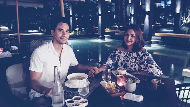 6 Momen Liburan Darius Sinathrya bersama Donna Agnesia di Bali, Romantis Banget