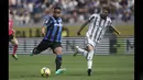 Pemain Atalanta, Luis Muriel (kiri), menendang bola dibayangi pemain Juventus, Manuel Locatelli, saat pertandingan lanjutan pekan ke-34 Liga Italia 2022/2023 yang berlangsung di Gewiss Stadium, Minggu (7/5/2023). (AP/LaPresse/Spada)