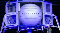 CEO Amazon Jeff Bezos memperkenalkan Blue Moon, kendaraan khusus untuk menjelajahi bulan, pada acara Blue Origin di Washington, 9 Mei 2019. Dengan pesawat baru yang dibangun oleh perusahaan antariksa milik Bezos, Blue Origin, manusia bakal bisa menjejak Bulan pada 2024. (SAUL LOEB / AFP)