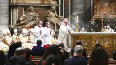 Paus Fransiskus merayakan misa pada malam Natal di Basilika Santo Petrus, Vatikan, Kamis (24/12/2020). Natal tahun ini dirayakan oleh umat Kristiani dunia di tengah pandemi COVID-19. (Vincenzo Pinto/Pool Photo via AP)