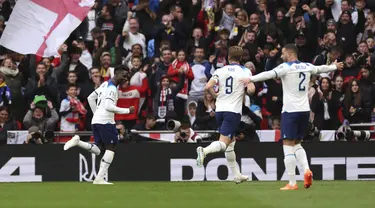 Gelandang Inggris, Bukayo Saka berselebrasi setelah mencetak gol ke gawang Ukraina pada matchday Grup C Kualifikasi Piala Eropa 2024 di Stadion Wembley di London, Minggu, 26 Maret 2023. (AP Photo/Ian Walton)