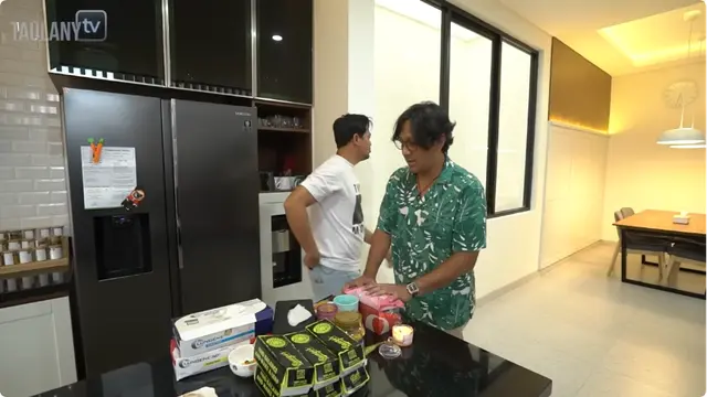 Potret Dapur Rumah Surya Insomnia yang Tersambung dengan Taman (YouTube TAULANY TV)