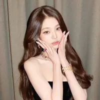 Kombinasi keduanya menciptakan kontras sempurna antara aura glamor dan youthful beauty khas sang idol. [@for_everyoung10].