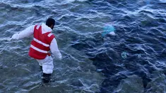 Seorang petugas menemukan mayat yang terapung di pantai di Kota Pesisir Tajoura, Libya, Minggu (4/12). Diduga orang yang tenggelam itu akan meninggalkan Libya karena berharap dapat menjadi imigran di negara lain. (REUTERS / Hani Amara)