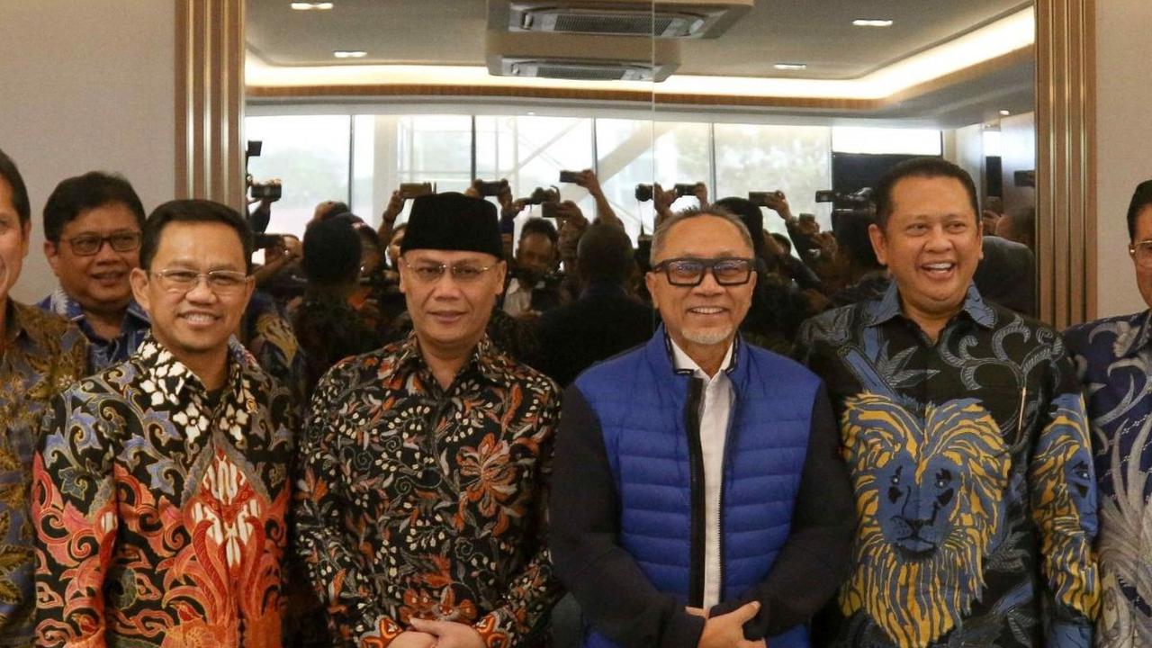 Ketua Majelis Permusyawaratan Rakyat Republik Indonesia (MPR RI) Bambang Soesatyo bersama Ketua Umum Partai Amanat Nasional (PAN) Zulkifli Hasan, mengadakan pertemuan di kantor Dewan Pimpinan Pusat (DPP) PAN di Jakarta pada Rabu (3/7/2024). Foto: Liputan