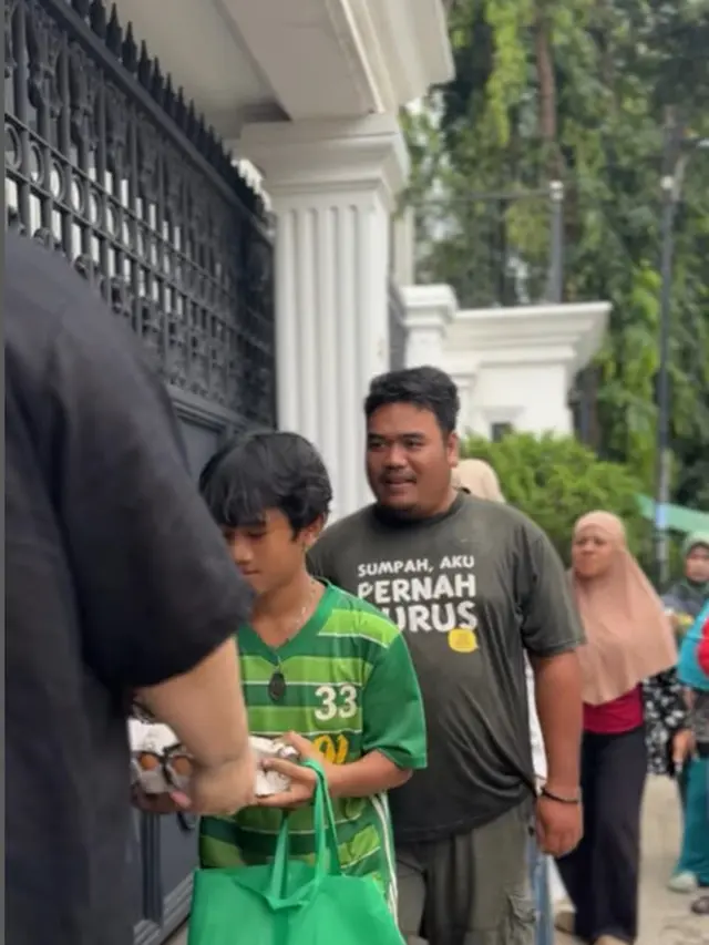 6 Potret Ivan Gunawan Berbagi Sembako ke Tetangga di Bulan Ramadan,