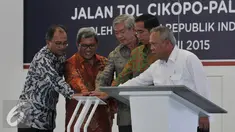 Presiden Joko Widodo (kedua kanan) didampingi Menteri Pekerjaan Umum dan Perumahan Rakyat (PUPR) Basuki Hadimuljono  (kanan) meresmikan pengoperasian jalan tol Cikopo-Palimanan, Jawa Barat, Sabtu (13/6/2015). (Liputan6.com/Johan Tallo)