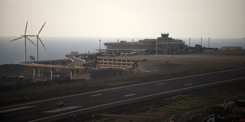 Gunung Cumbre Vieja Erupsi, Bandara di La Palma Ditutup