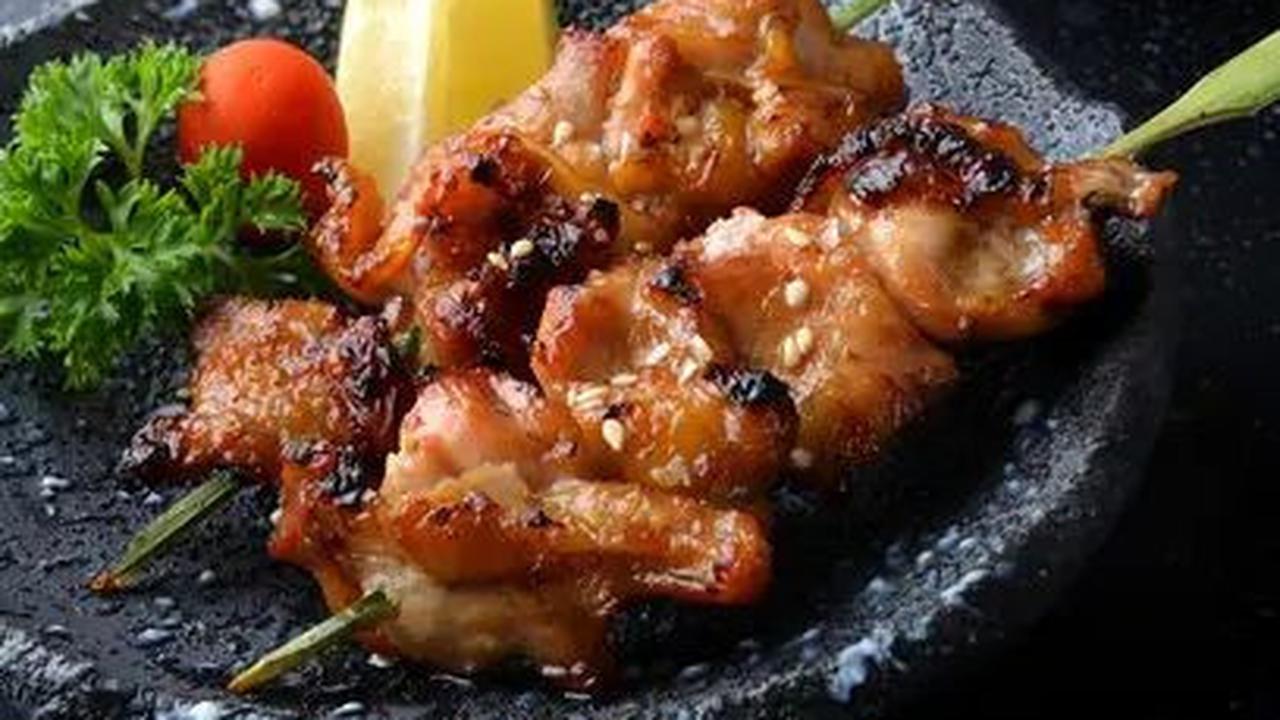 Makanan khas Jepang cukup banyak digemari oleh orang-orang Indonesia. Selain memiliki cita rasa yang lezat, beberapa makanan Jepang memang memiliki bentuk yang unik.