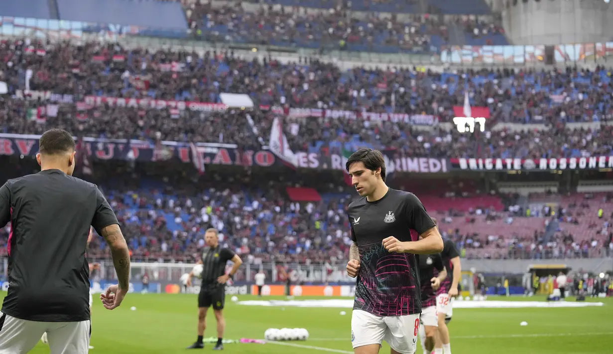 Gelandang Newcastle United, Sandro Tonali melakukan pemanasan jelang dimulainya laga matchday pertama Grup F Liga Champions 2023/2024 menghadapi AC Milan di San Siro Stadium, Milan, Rabu (20/9/2023) dini hari WIB. (AP Photo/Antonio Calanni)
