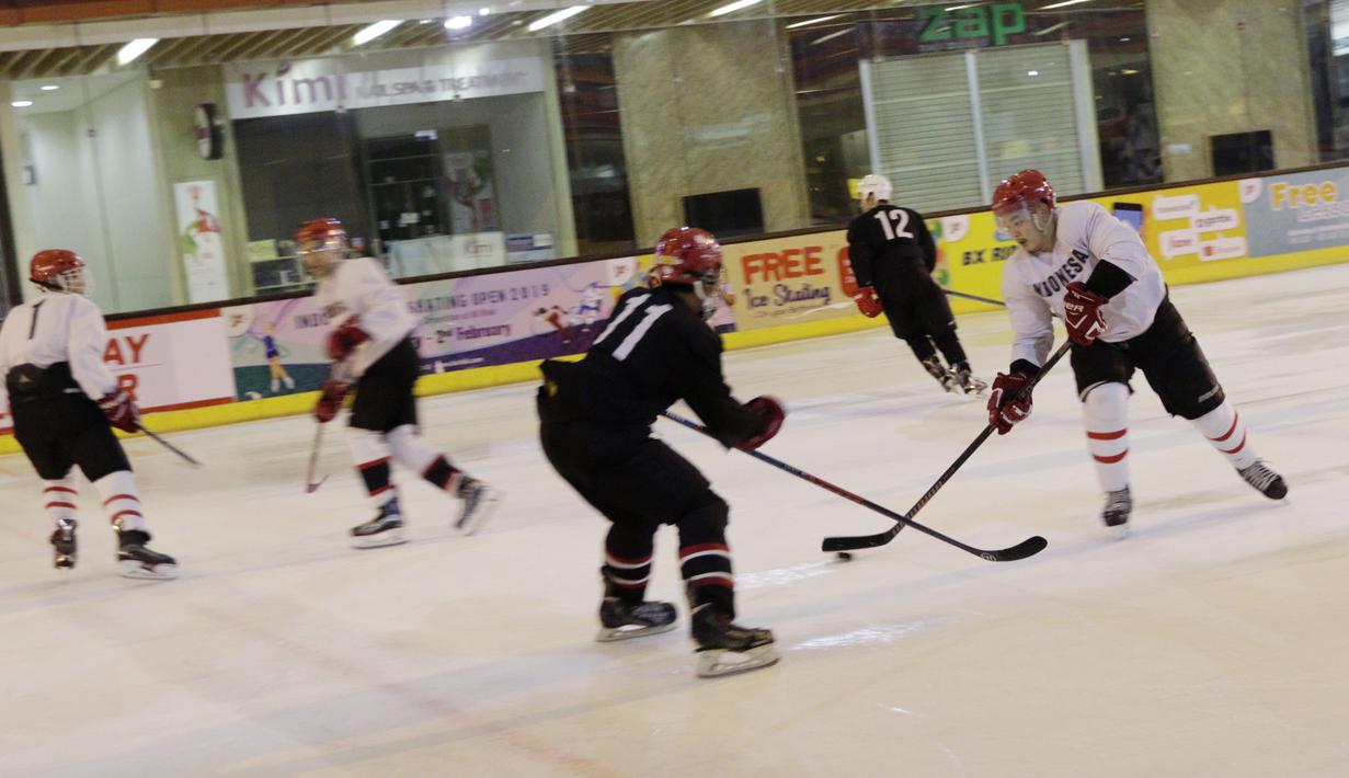 Pemain Timnas Hoki Es Indonesia saat latihan di Bintaro X Change, Rabu (23/10). Sebanyak 18 atlet akan ikut berjuang pada SEA Games 2019 mendatang. (Bola.com/M Iqbal Ichsan)
