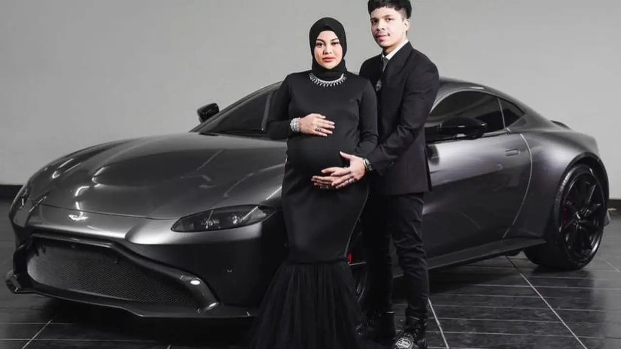 Gaya Mewah Aurel Hermansyah saat Maternity Shoot, Bikin Melongo Pakai Kalung Rp7 M