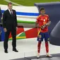 Pemain muda Spanyol, Lamine Yamal, memegang trofi penghargaan pemain muda terbaik Euro 2024. (AP Photo/Andreea Alexandru)