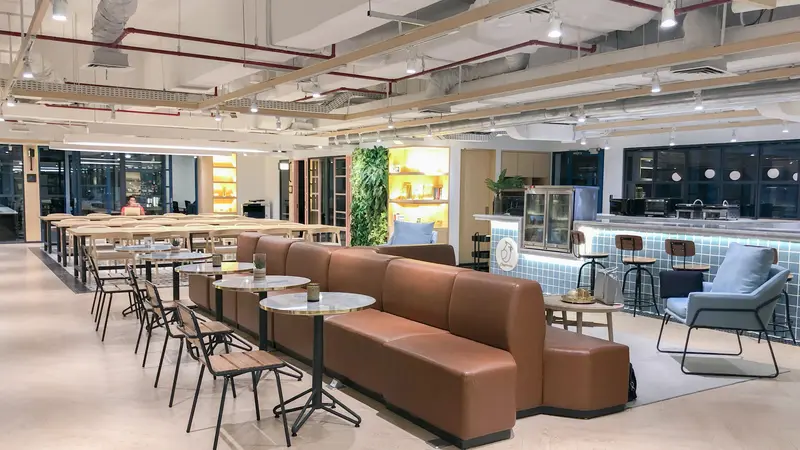 Kerja di coworking space dengan desain inspiratif