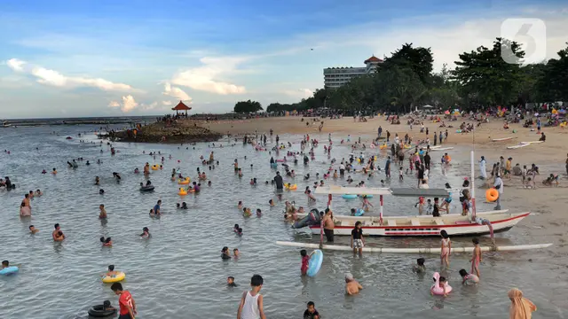 Pantai Sanur Dipadati Wisatawan