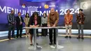 Ketua Komisi Pemilihan Umum (KPU) Hasyim Asy'ari (tengah kanan) bersama CFO KLY Octaviany Sarimawan (tengah kiri) menandatangani dokumen kerja sana saat acara penandatanganan MoU antara Emtek dengan KPU di SCTV Tower, Jakarta, Selasa (30/8/2022). Kerja sama KPU dengan Emtek ini terkait sosialisasi Pemilihan Umum yang akan diselenggarakan 2024 mendatang. (Liputan6.com/Johan Tallo)