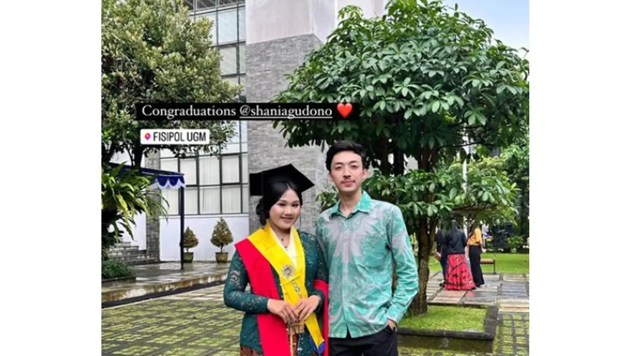 6 Potret Erina Gudono Hadiri Wisuda Adiknya, Tidak Didampingi Kaesang Pangarep