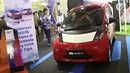 Pengunjung melihat-lihat mobil bertenaga listrik yang dipamerkan pada gelaran Indonesia Electric Motor Show (IEMS) 2019 di Jakarta, Rabu (4/9/2019). Pameran khusus kendaraan listrik ini bertajuk Electric Vehicle for Smart Transpotation. (Liputan6.com/Helmi Fithriansyah)