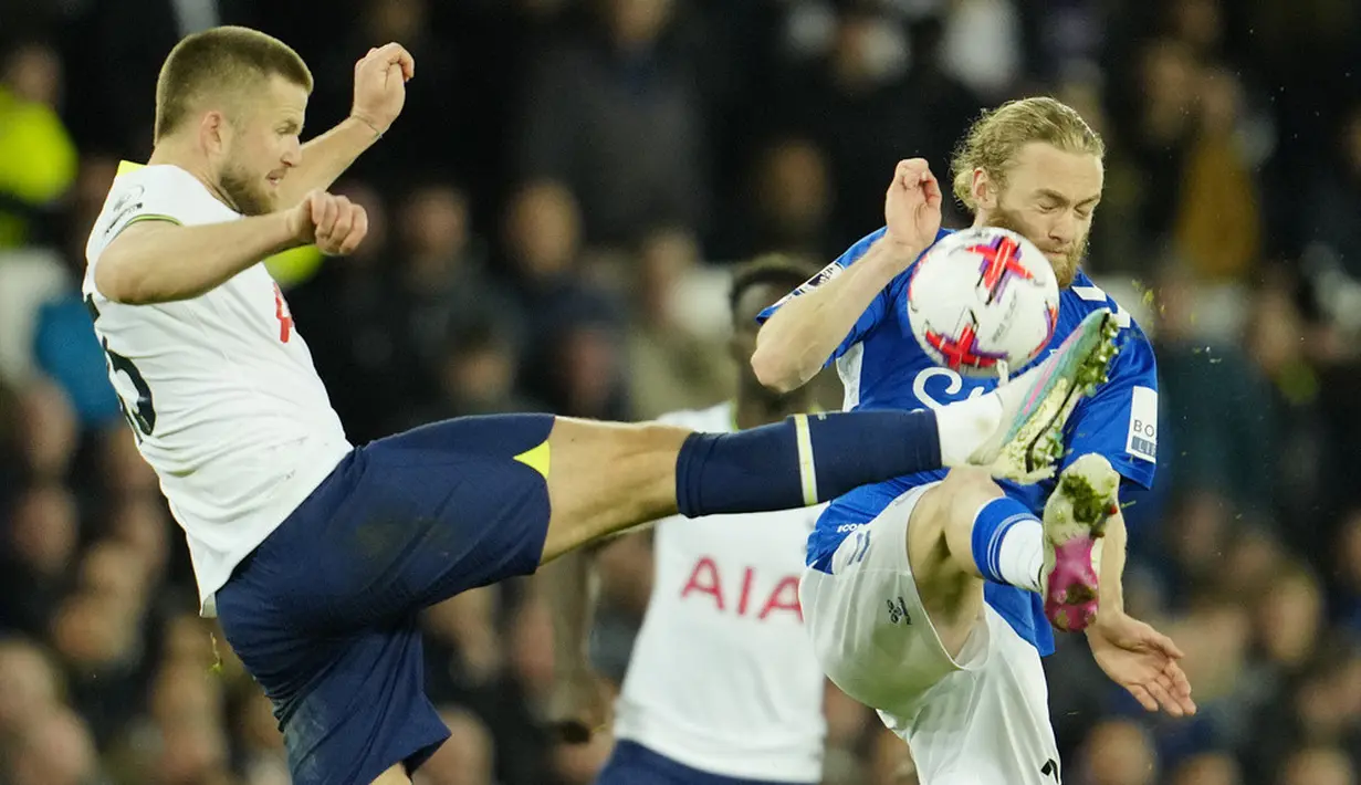 <p>Situasi tersebut dimanfaatkan Everton. Tendangan spektakuler Michael Keane dari luar kotak penalti tak bisa diantisipasi kiper Hugo Lloris dan masuk mulus ke gawang. (AP Photo/Jon Super)</p>