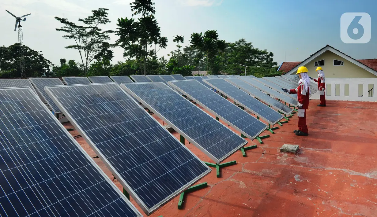 Siswa kompetensi keahlian Teknik Energi Surya Hidro dan Angin (TESHA) melakukan praktek perawatan solar panel di SMK Negeri 1 Kemang Bogor, Jawa Barat, Kamis (19/5/2022). Solar panel teserbut selain sebagai media pembelajaran siswa juga menghasilkan energi listrik yang digunakan untuk kebutuhan pasokan listrik di lab sekolah tersebut. (merdeka.com/Arie Basuki)