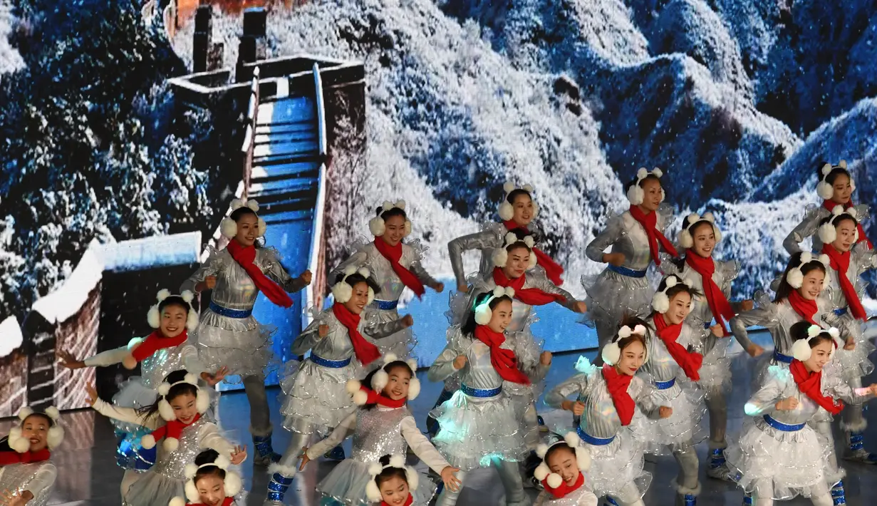 Para penari tampil dalam kegiatan budaya untuk menyambut hitung mundur 500 hari jelang Olimpiade Musim Dingin Beijing 2022 di Badaling, Distrik Yanqing, yang terletak di Beijing, ibu kota China, pada 20 September 2020. (Xinhua/Zhang Chenlin)