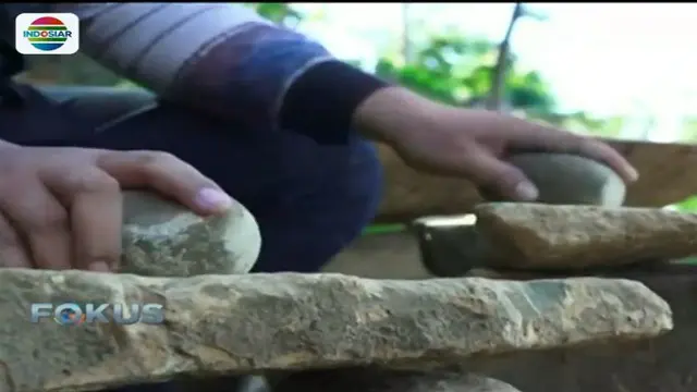 Warga menyebut lempengan batu yang ditemukan terkubur di Desa Panduman, Kecamatan Jelbuk, Jember, sebagai musik purba.