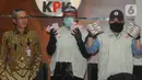 Wakil Ketua KPK, Alexander Marwata (kiri) bersama penyidik menunjukkan barang bukti uang hasil operasi tangkap tangan (OTT) di Sidoarjo di Gedung KPK, Jakarta, Rabu (8/1/2020). Dalam konpers tersebut, KPK menyampaikan hasil OTT yang menetapkan enam tersangka kasus suap. (merdeka.com/Dwi Narwoko)