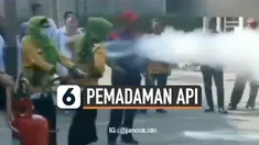 Sebuah video tutorial cara pemadamkan api tengah dilakukan oleh emak-emak. Namun, karena kaget, bukan api yang disemprot, melainkan orang-orang yang ada disekitarnya.