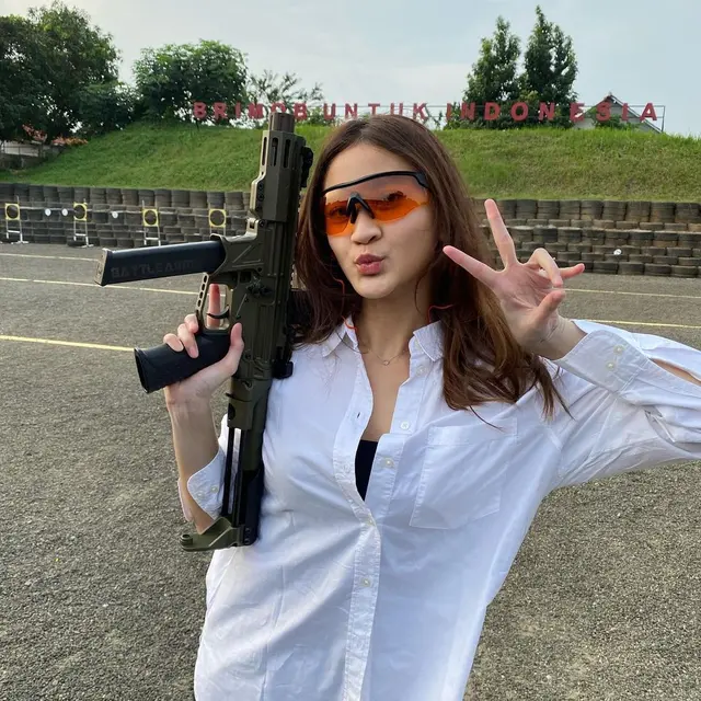 Harliafa Princi Putri Ferry Maryadi latihan menembak (Instagram/kangferrymaryadi)