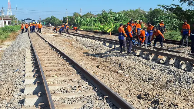 5 gerbong kereta KA Argo Bromo Anggrek relasi Surabaya Pasar Turi-Gambir ydi Emplasemen Stasiun Pegadenbaru, Kabupaten Subang, Jawa Barat telah berhasil dievakuasi. (Foto: KAI)