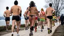 Peserta berlari saat mengikuti lomba Underpants Run di tepi sungai Danube di Beograd, Serbia (4/2). Dengan hanya mengenakan pakaian dalam para peserta tetap semangat mengikuti lomba dengan suhu mendekati nol derajat Celcius. (AFP Photo/Andrej Isakovic)