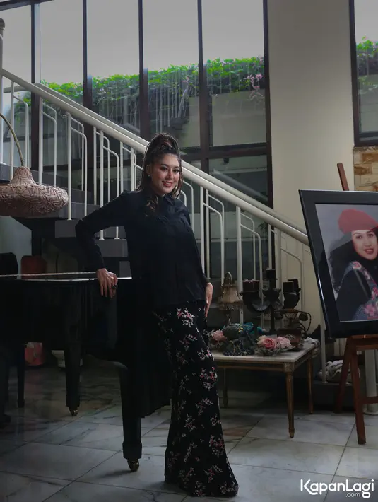 "Setelah dua tahun pernikahan, rencananya kita mau ada syukuran, tapi Allah dan takdir berkata lain suami saya meninggalkan saya duluan," ujarnya. [Foto: KapanLagi.com/Budy Santoso]